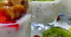 Healthy Overnight Oats with Fresh Fruit and Chia Seeds