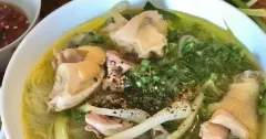 Phở gà nước dùng trong thơm kiểu nhà