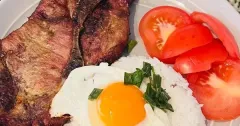 Cơm tấm sườn nướng lạp xưởng ốp la bằng nồi chiên