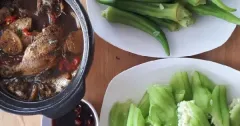 Cá rô kho tộ chấm rau luộc đậm đà