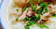 Phở gà nước trong thơm ngọt