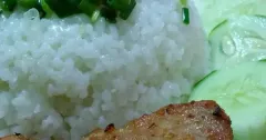 Cơm tấm sườn nướng mật ong đậm đà tại nhà