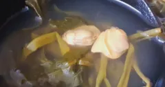 Canh rau muống nấu nghêu chua cay kiểu Thái