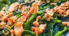 Rau muống xào tép biển giòn ngon, đậm đà vị quê