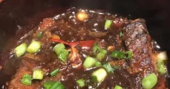 Cá hồi kho tộ nước dừa đậm đà