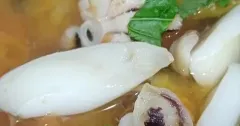 Canh cà chua nấu mực tươi thơm húng quế