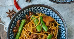 Steamed Noodles with Green Beans and Pork Belly
