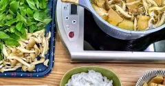 Lẩu gà lá é chuẩn vị Đà Lạt thanh ngọt, cay nồng