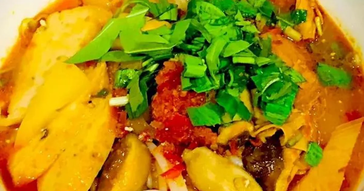 Bún Huế chay đậm đà với nấm và chả chay