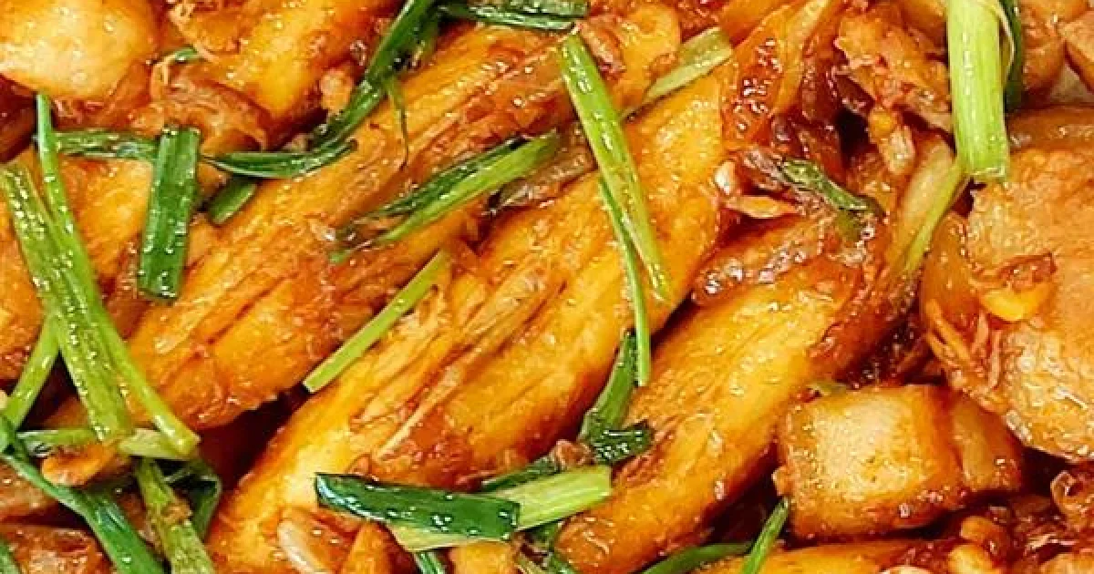 Cá đùi gà kho keo với thịt ba chỉ