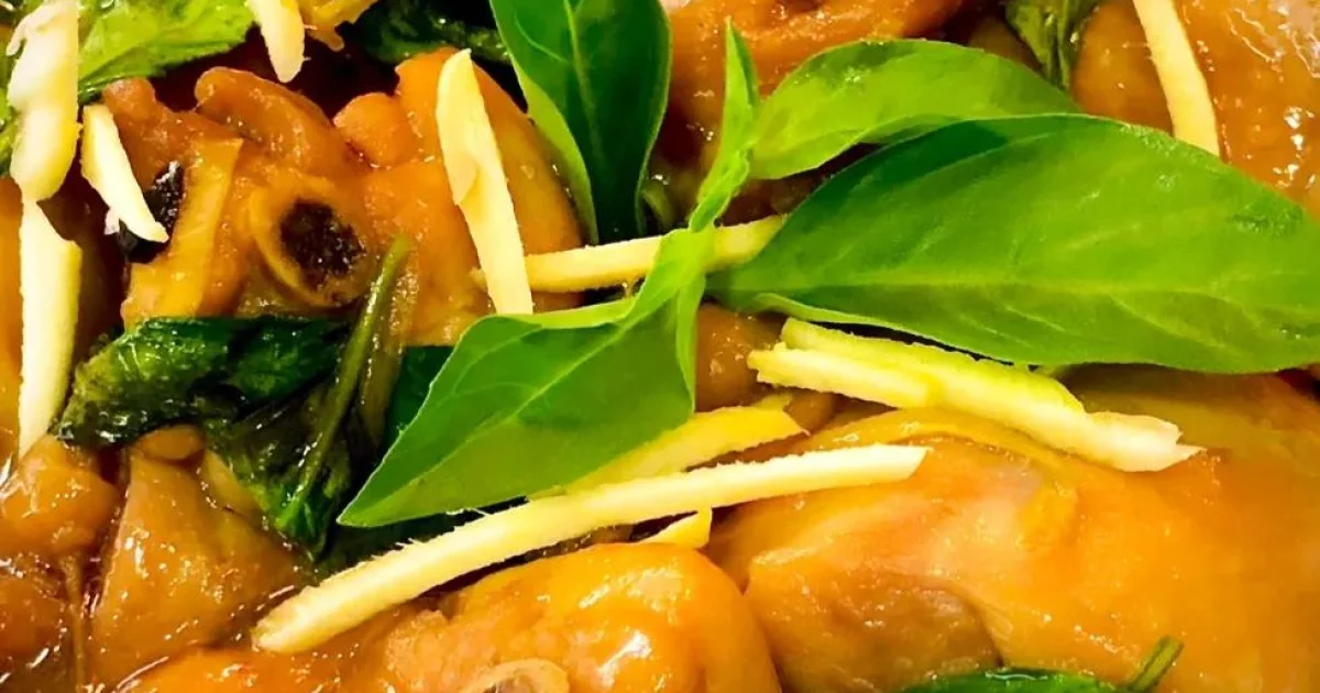 Gà kho gừng nước dừa tươi với húng quế