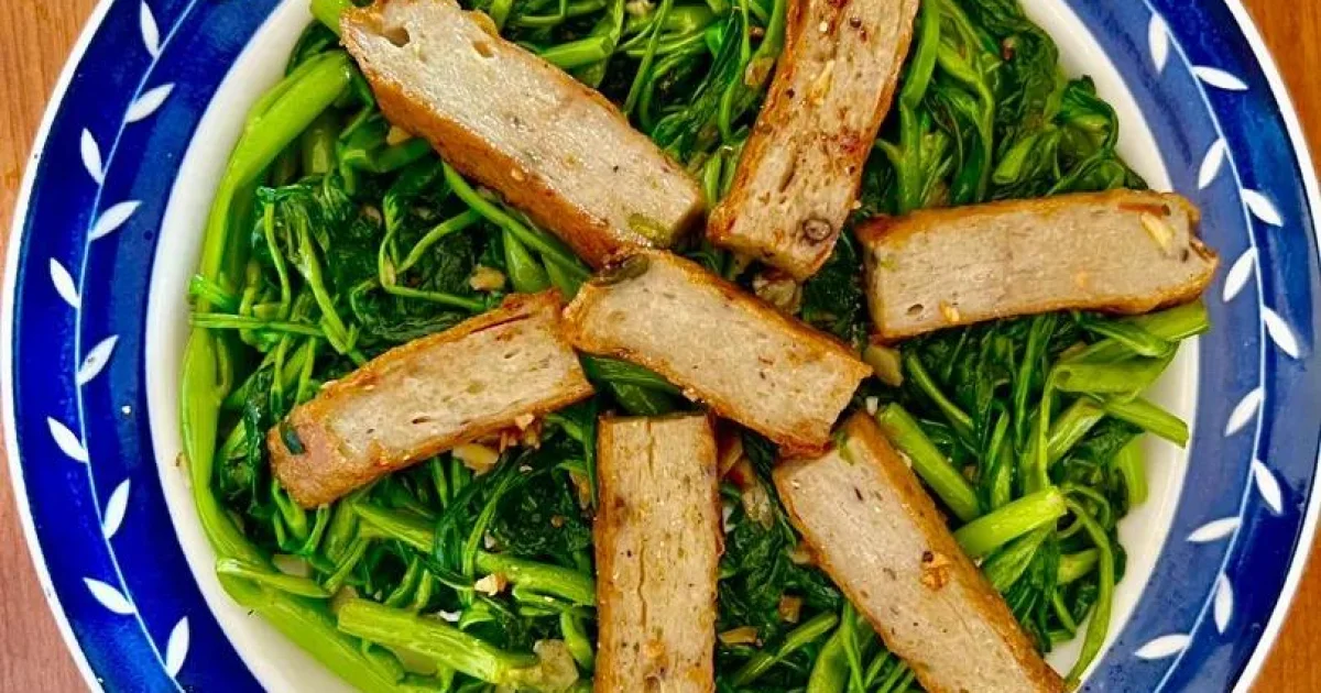 Rau muống xào tỏi sa tế chả cá giòn ngon