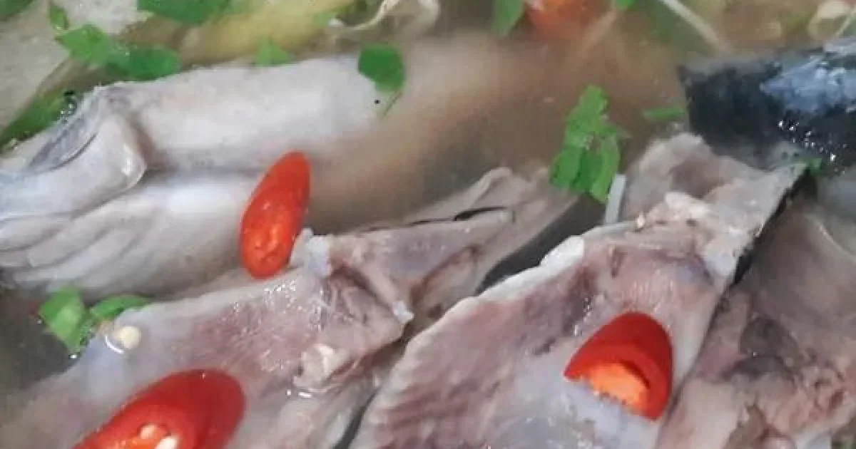 Canh chua đầu cá hồi thơm ngon dễ nấu
