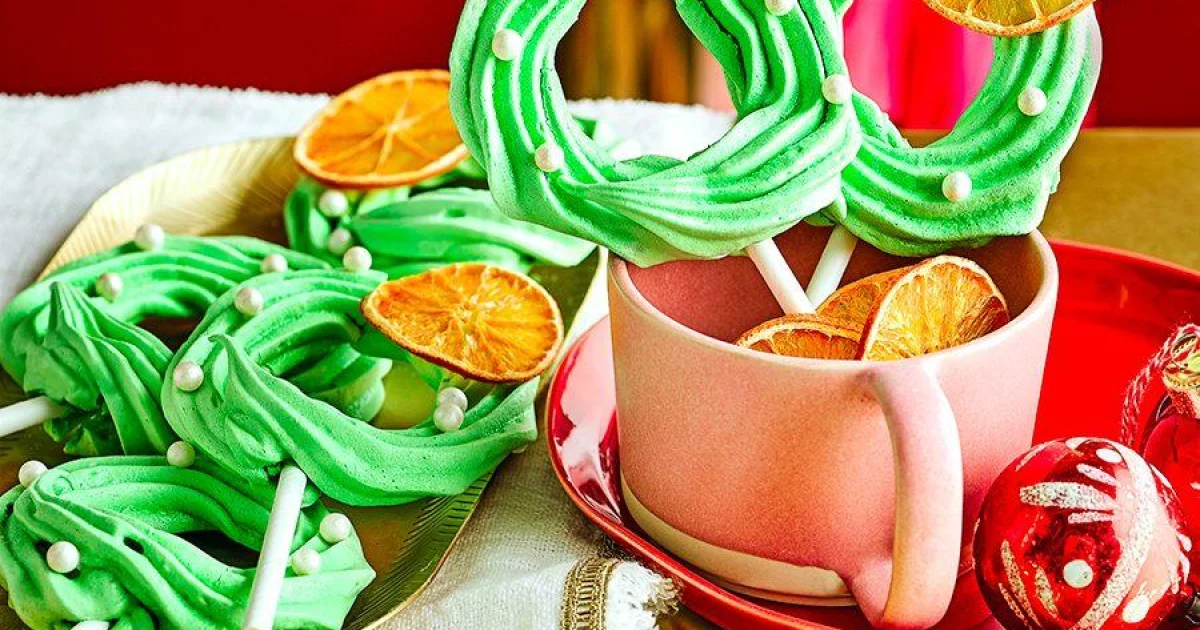 Festive Christmas Meringue Wreath Lollipops