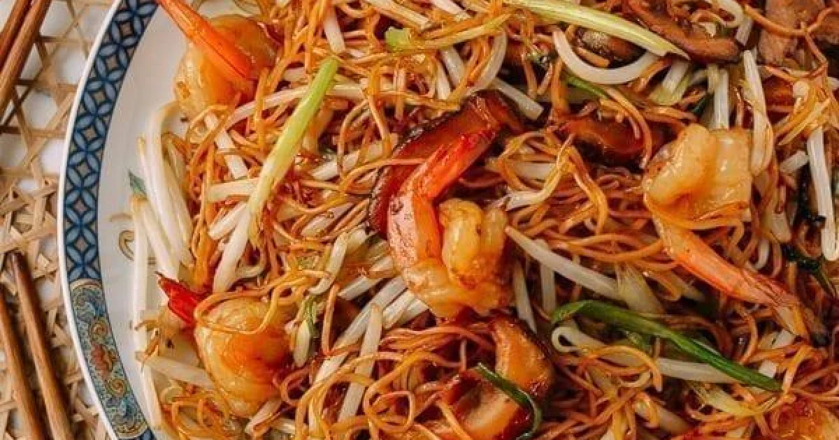 Crispy Hong Kong Style Shrimp Chow Mein
