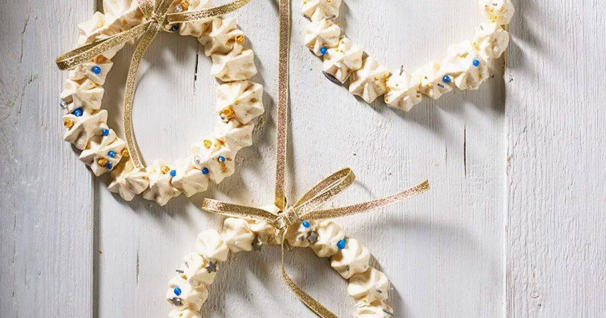 Festive Meringue Wreath Decorations