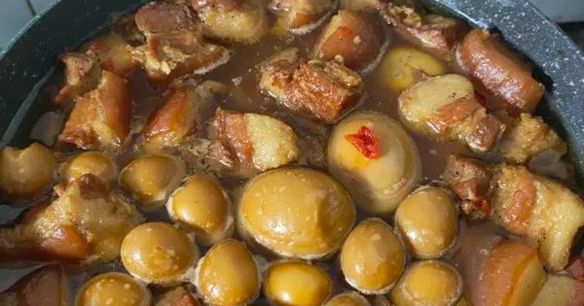 Thịt ba rọi kho tàu nước dừa với trứng vịt