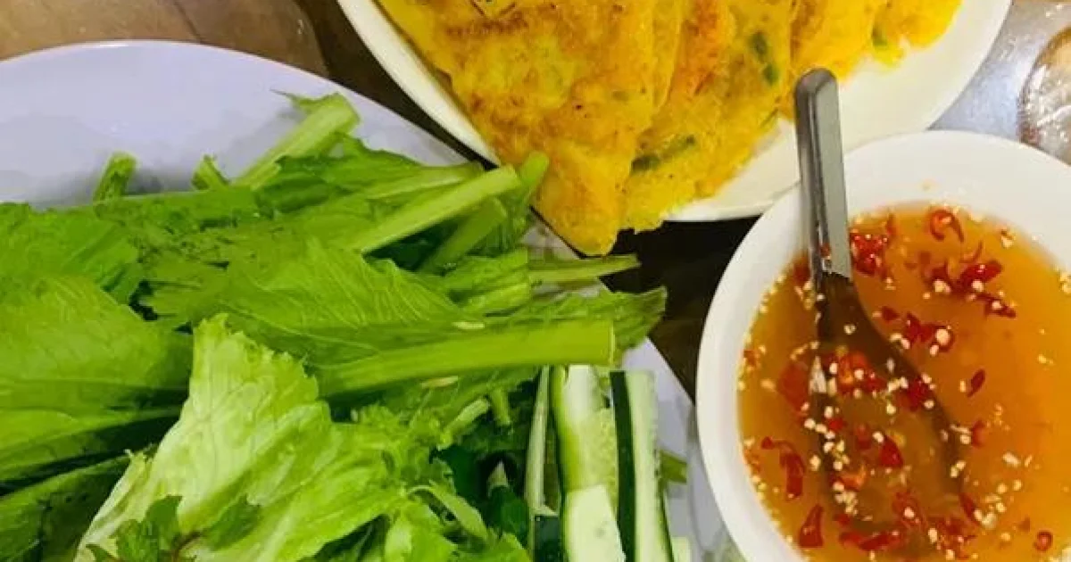 Bánh xèo miền Tây giòn rụm nhân tôm thịt