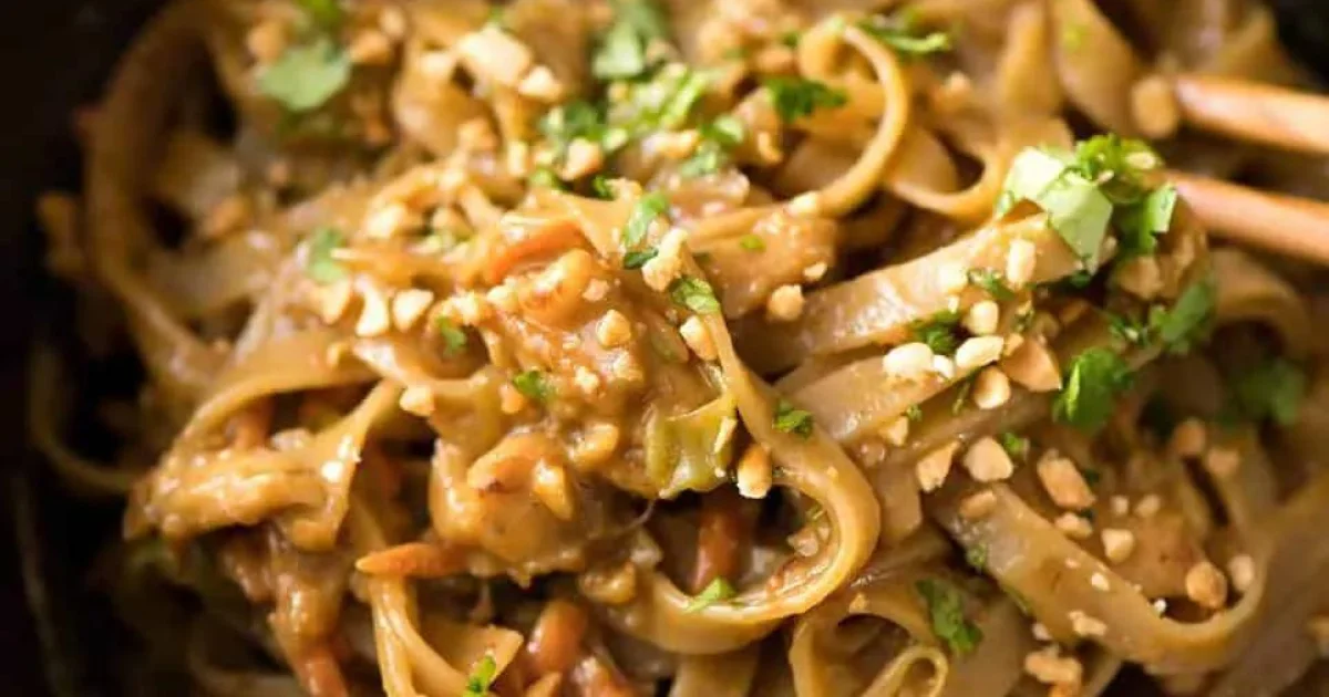 Chicken Stir-Fried Rice Noodles with Peanut Sauce