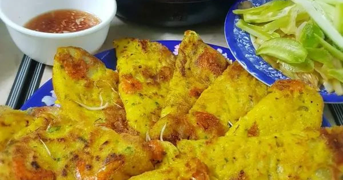 Bánh xèo tôm đất giòn rụm cuốn rau sống